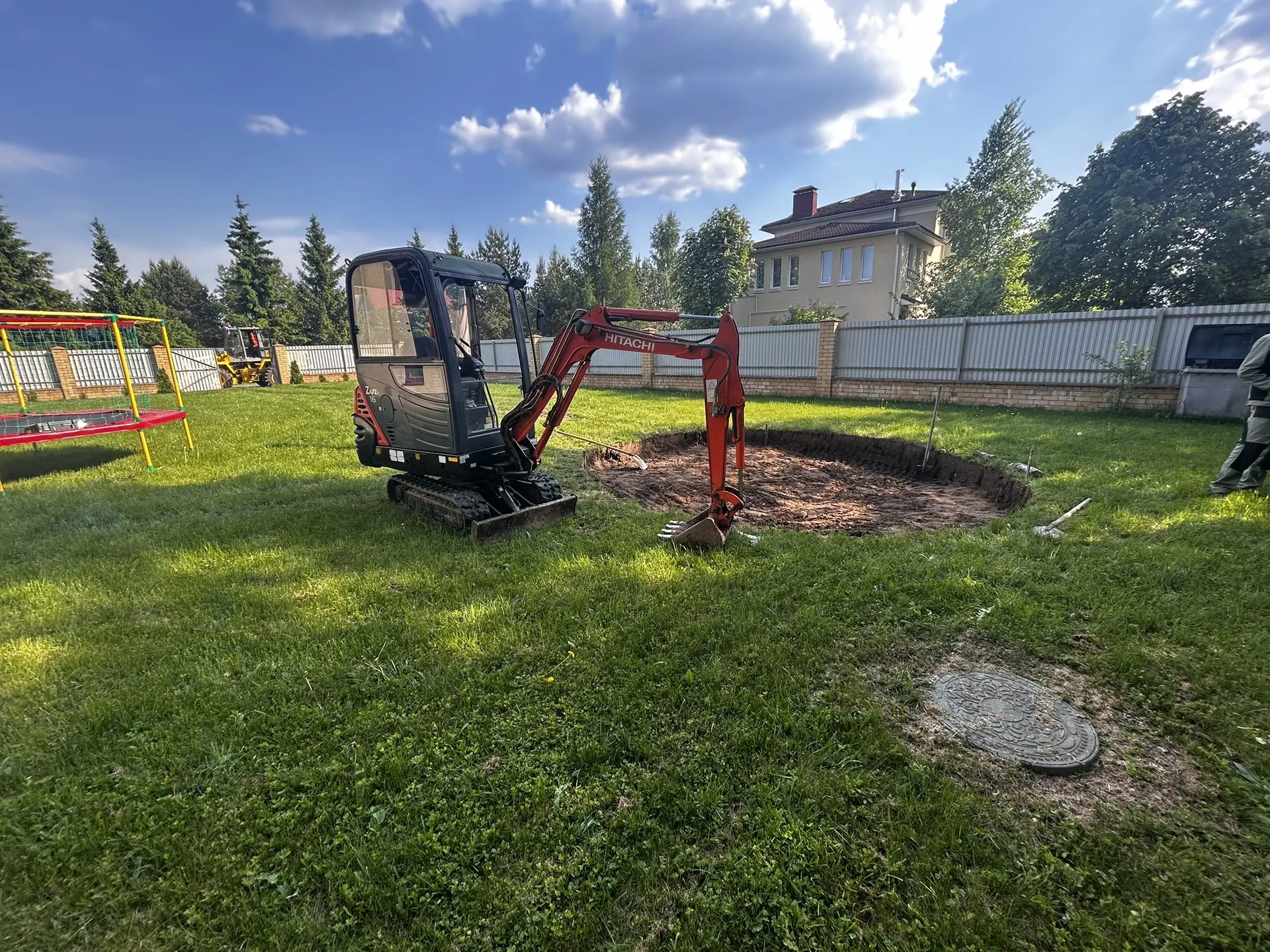 Каркасный бассейн можно просто поставить на траву.