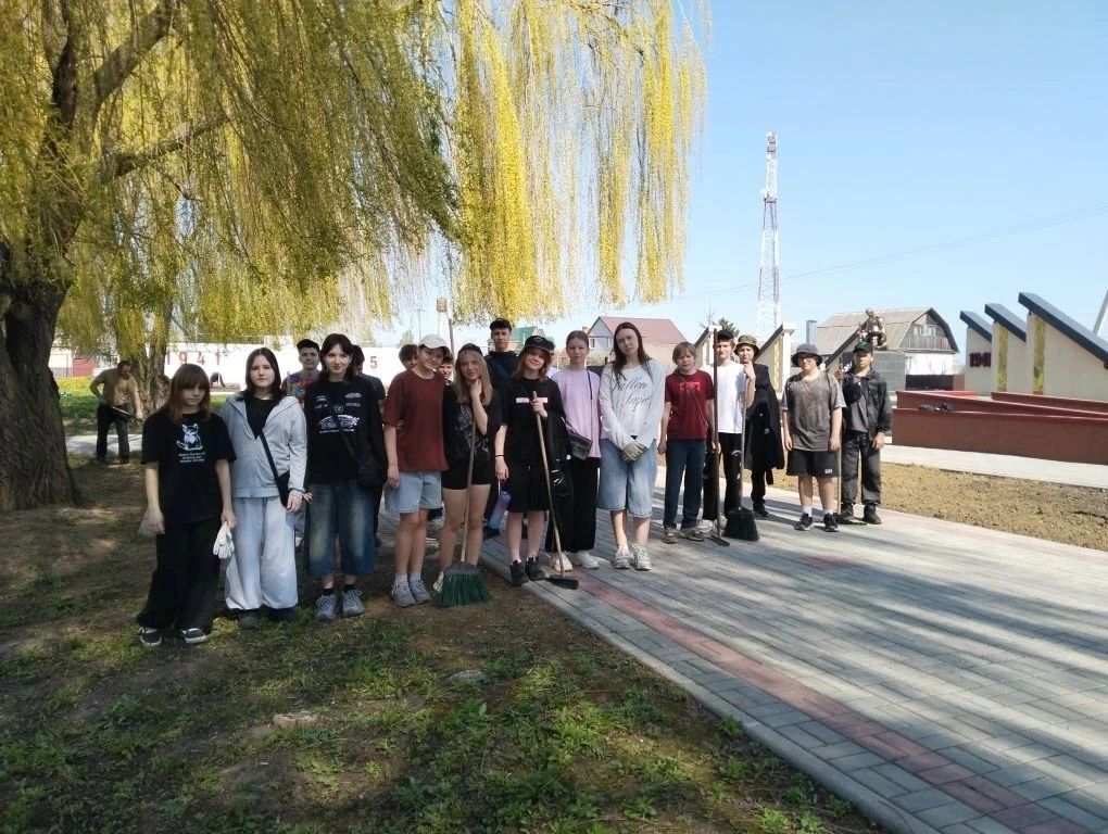 В преддверии Дня Победы ребята 7а класса отправились на уборку территории мемориала, посвящённого жи