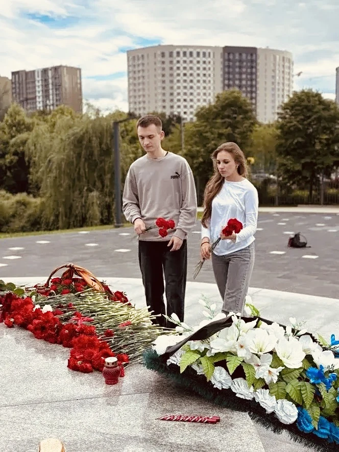Студенты факультета безопасности жизнедеятельности Государственного университета просвещения возложи