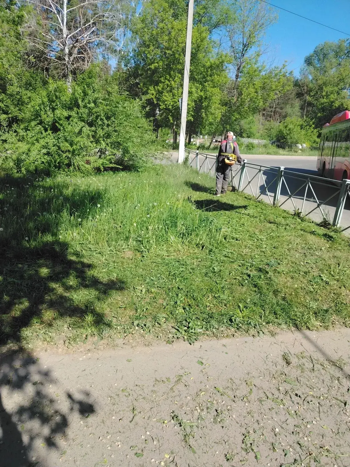 Сделаем улицы Доброго Советского чище 🌿👏🏻  Наши подрядные организации продолжают следить за чистотой