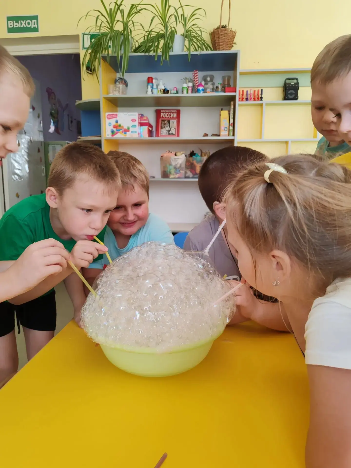 🫧🫧 День мыльных пузырей отмечается 27 июня. 
Этот праздник посвящён традиционному детскому занятию