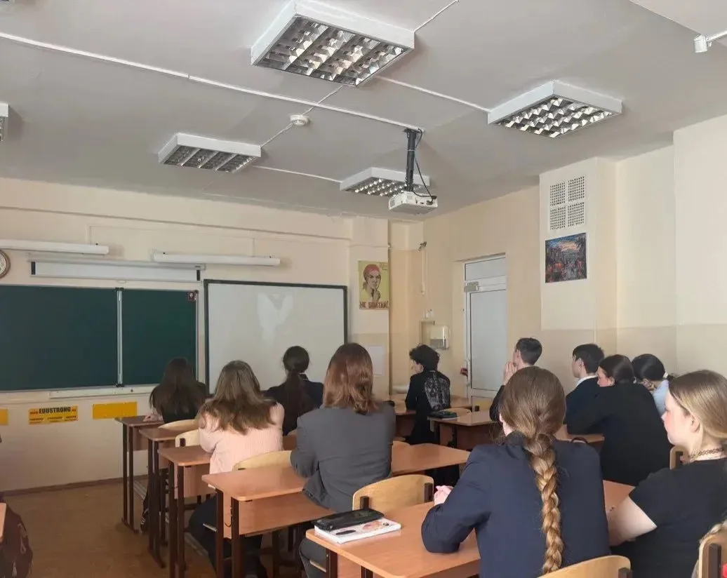 В нашей школе прошел показ документального фильма «Предательство» режиссера Андрея Медведева. 🎥   Эт