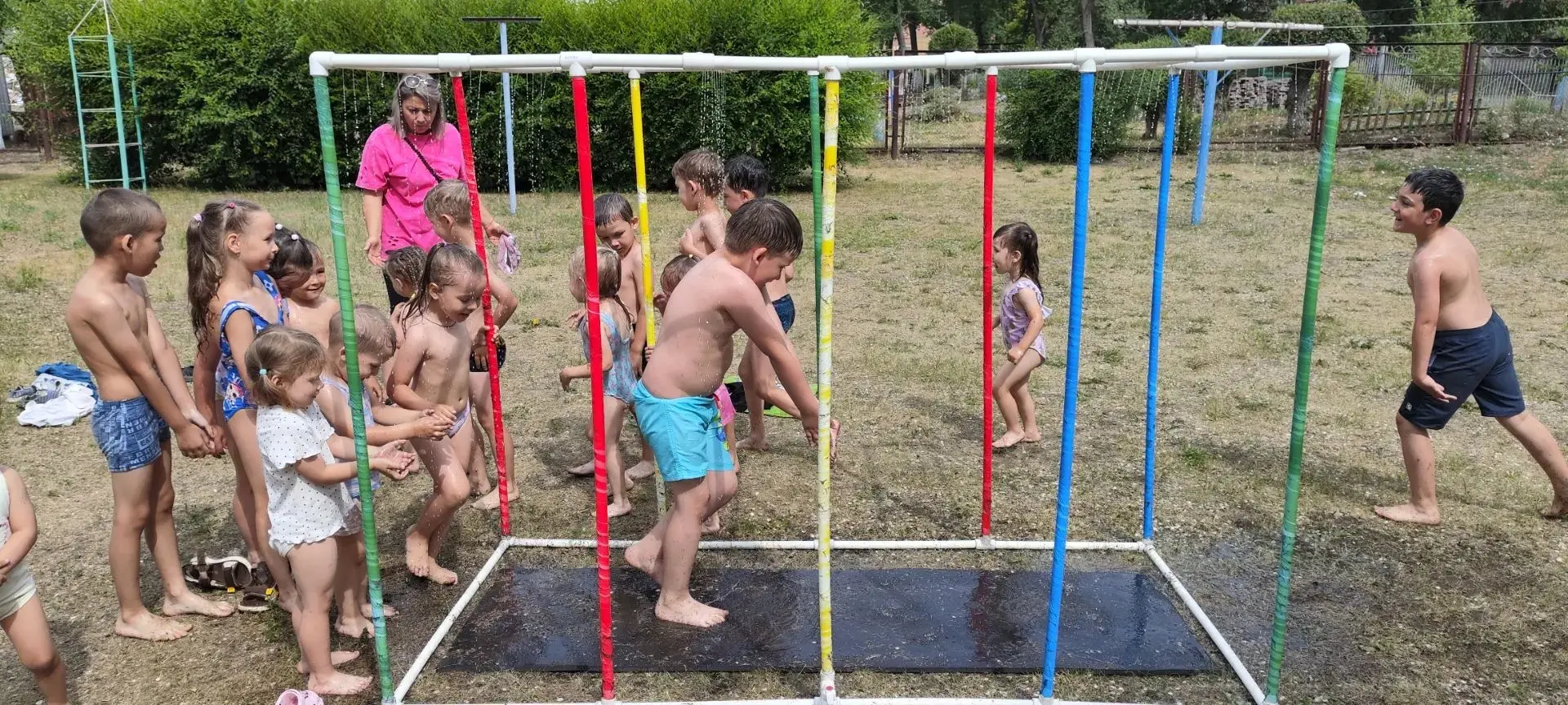 🚿 ЗАКАЛИВАНИЕ ВОДОЙ: ЛЕТНИЙ ДУШ В ДЕТСКОМ САДУ 🌞💧

Летний душ в нашем детском 
саду - это не прос