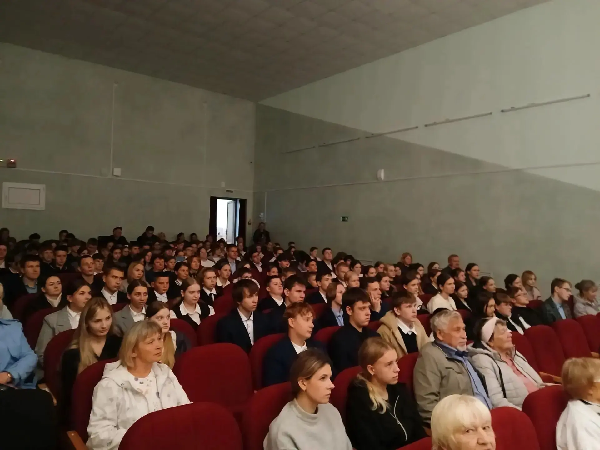 💬 «Разговоры о важном»: артисты ансамбля «Ватага» провели творческую встречу в Выгоничах
