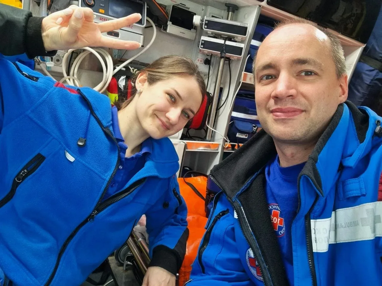 🚑 Знакомьтесь это Олег и Настя.
Они работают на скорой помощи.
На бригаде Бригаде Интенсивной Терап