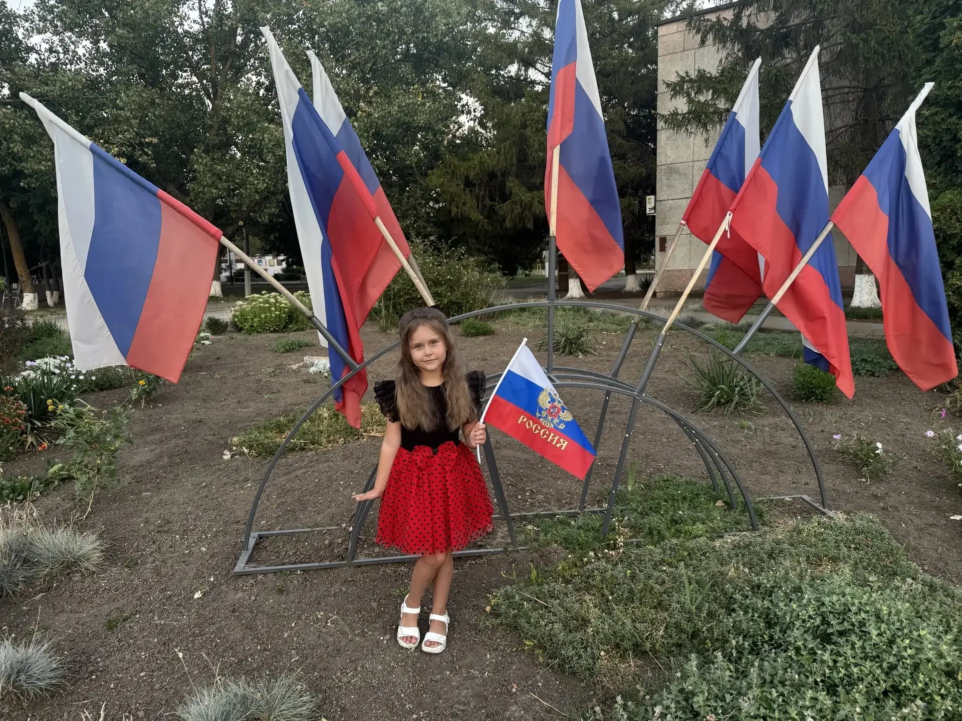 Парасоцкая Эмилия участвует в акции 🇷🇺#ФлагиРоссии#ДеньФлага