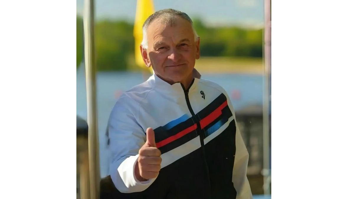 Владимиру Клинову, тренеру-преподавателю спортшколы олимпийского резерва «Лидер» (Касим...