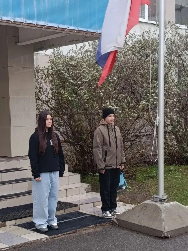 В нашей школе неизменно каждую неделю  осуществляется церемония поднятия Государственного флага Росс