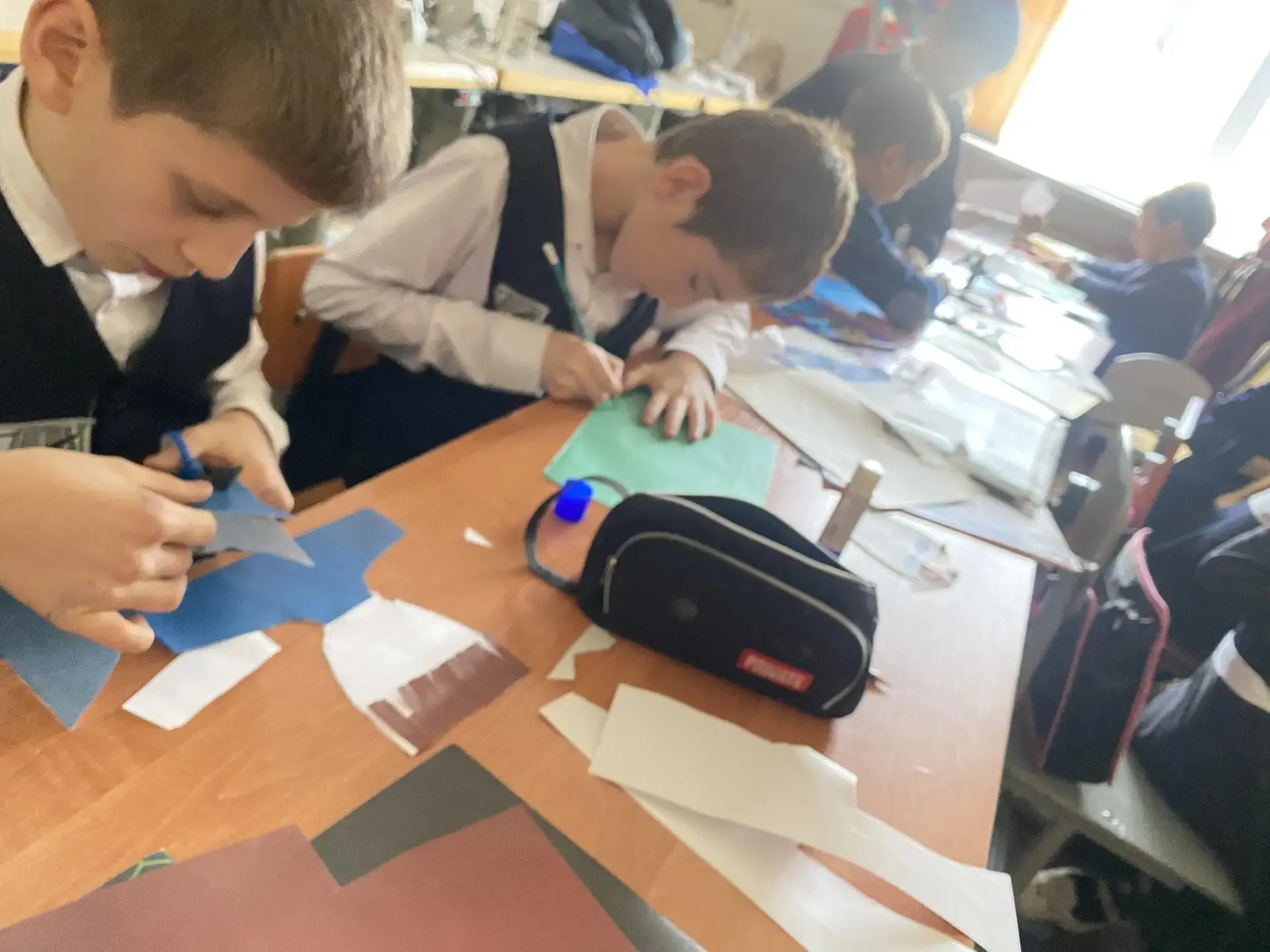 В объединении «Кудесник» прошло интересное занятие на тему «Портрет друга», где каждый из ребят рису