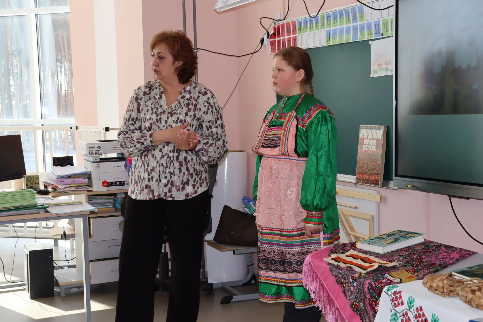 🇷🇺Сегодня в 4 «В» классе прошёл тематический урок «Тайны мира эрзян и мокшан», посвящённый культуре 