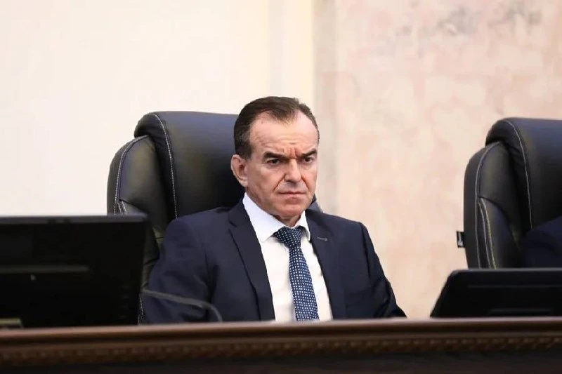 На морском терминале в Темрюкском районе Кубани вспыхнул пожар после падения обломков беспилотника, 