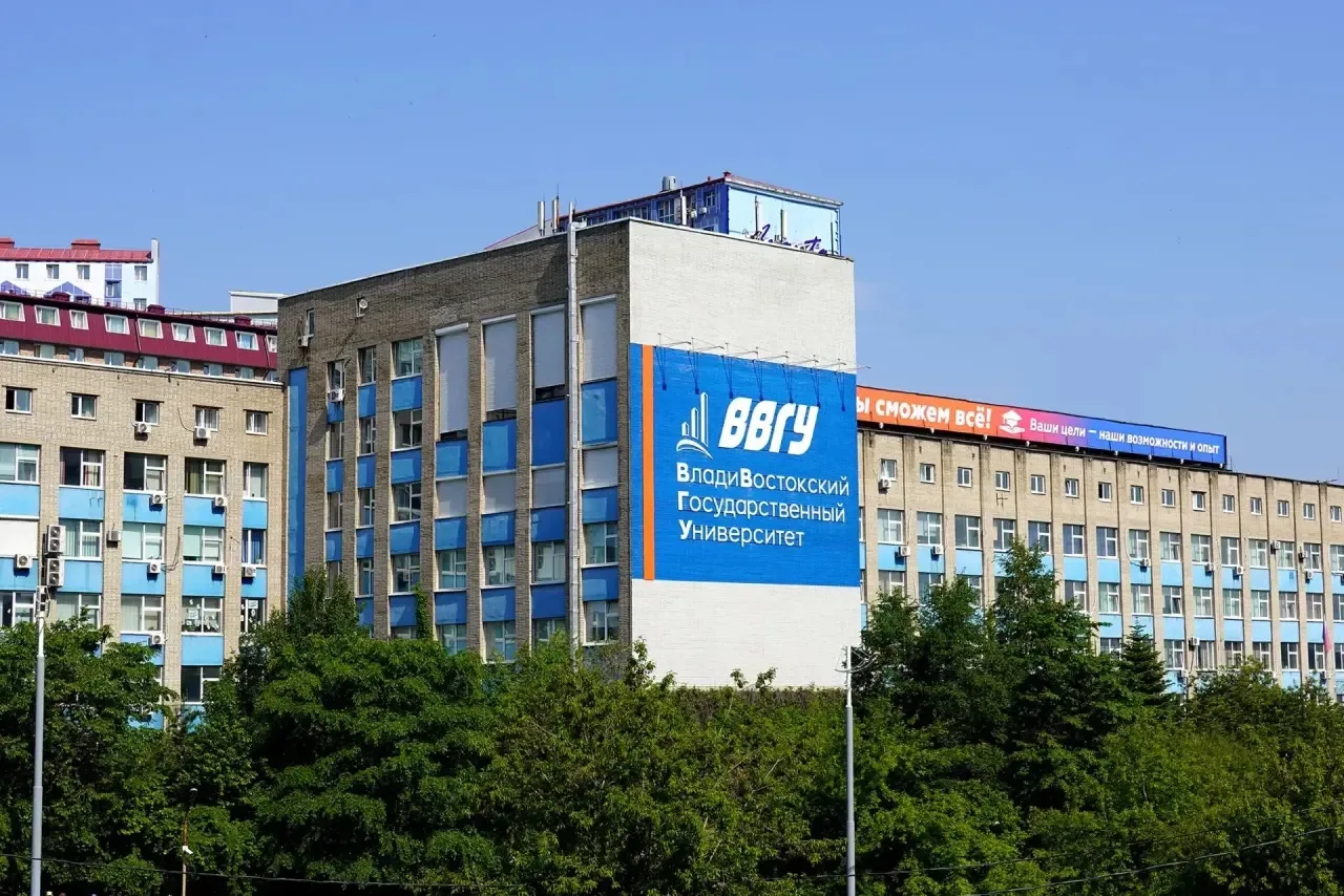 Дорогие выпускники школ, уважаемые преподаватели и сотрудники университета!