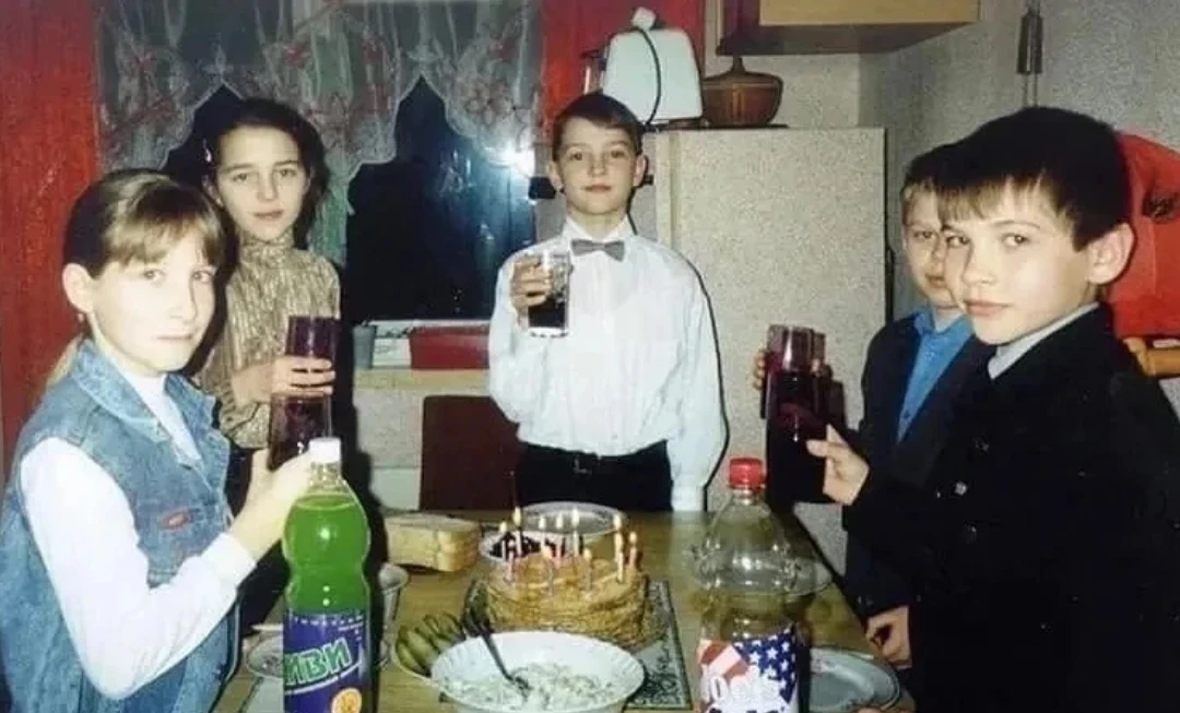 Тёплый вечер, уютный стол, торт со свечами - в СССР дни рождения были простыми, но по-о...