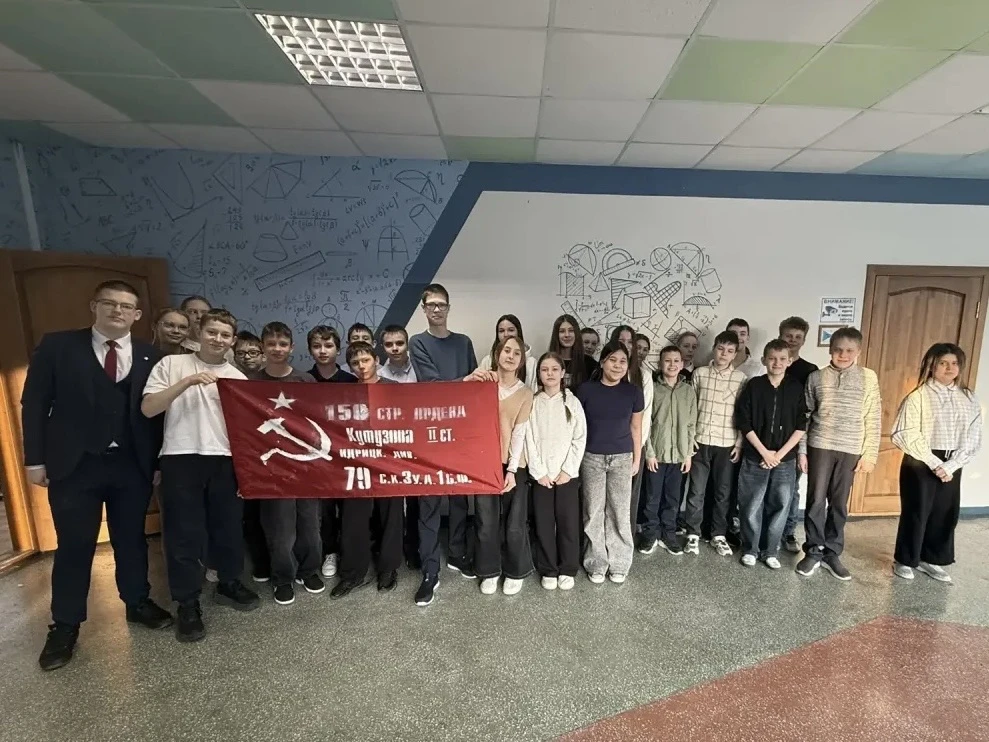 Живая история - «Знамя нашей Победы»  13 марта на уроках истории случилось особенное событие - в гос