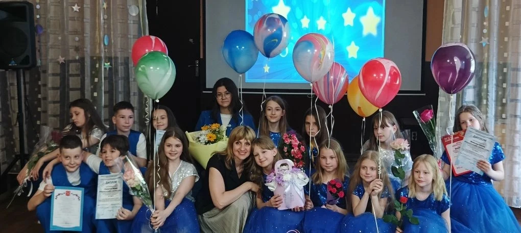 🎶 В нашей школе прошёл отчётный концерт вокального ансамбля «Звёздный дождь»! 🎤✨ Юные артисты подари