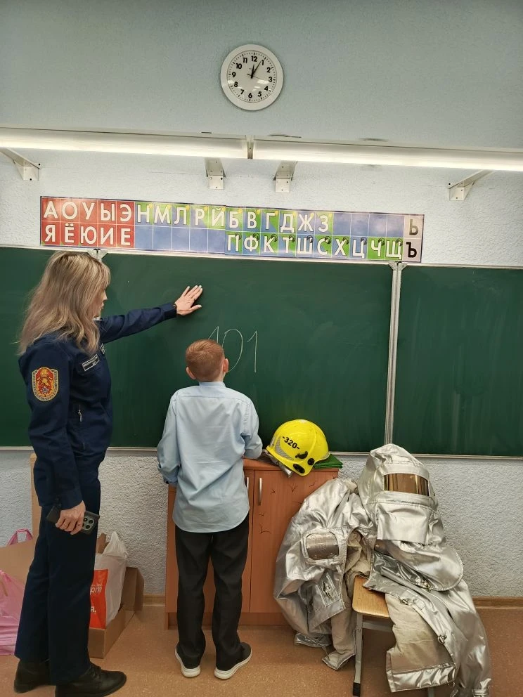 🔥 В преддверии Дня пожарной охраны: встреча с героями в погонах! 🔥 Сегодня в нашей школе прошли особ