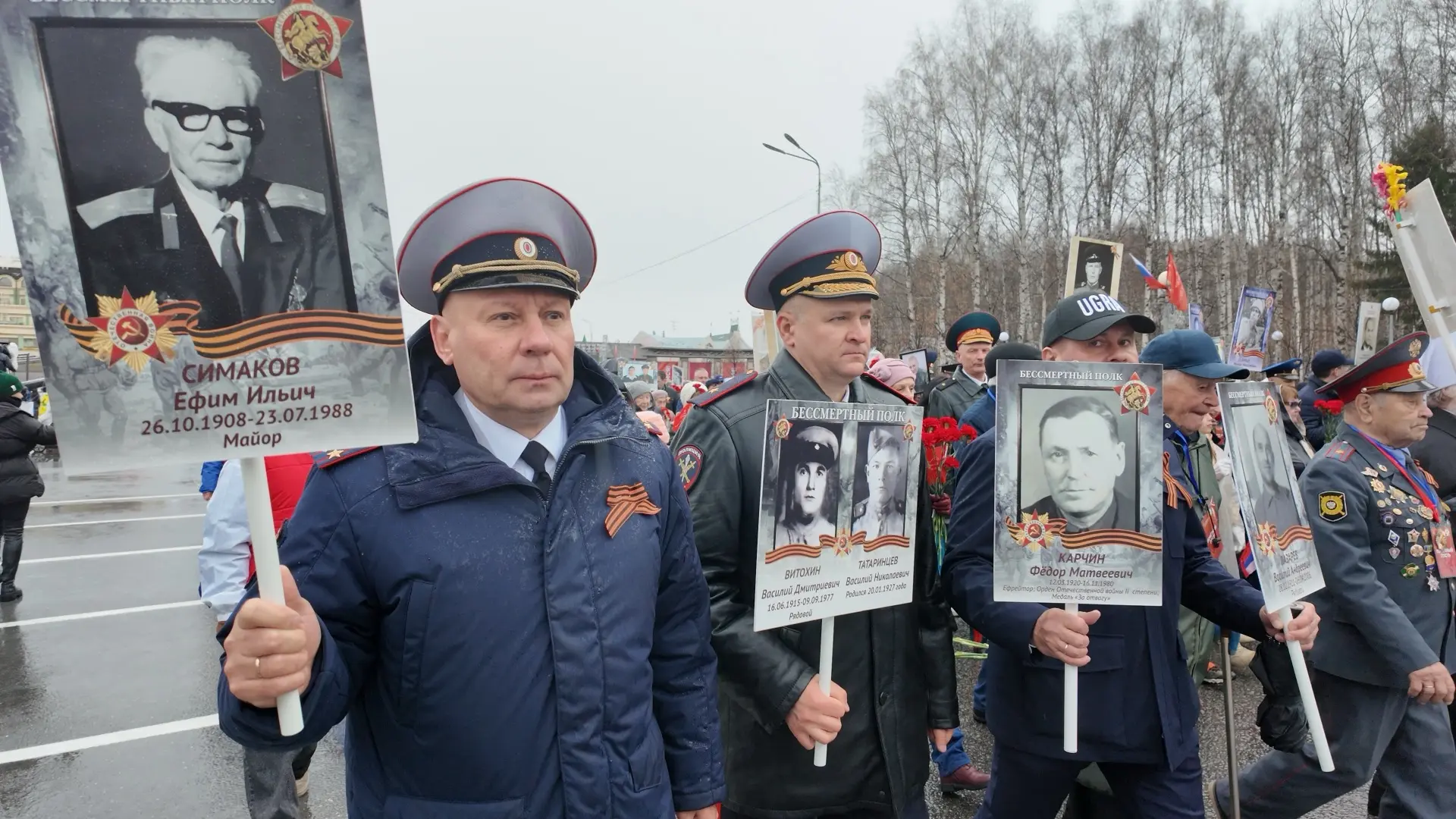 «Бессмертный полк» прошел по улицам окружной столицы  Хантымансийцы с гордостью несли в руках портре