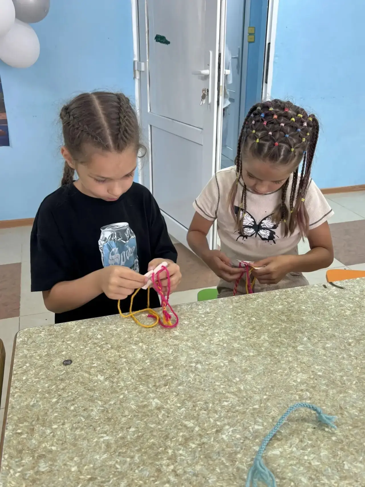 🧵 Дружба, завязанная в узел: как мы плели фенечки!