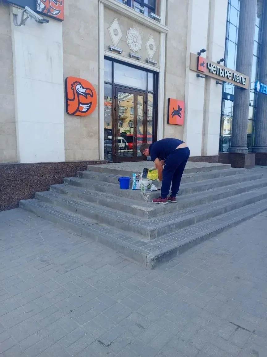 Ступени перед магазинами отремонтированы.