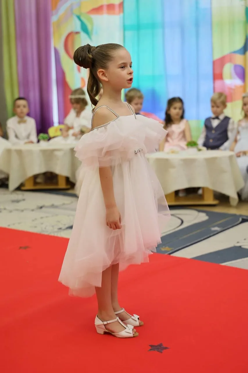 🎬 Голливуд отдыхает: настоящие звезды вышли на красную дорожку сада «Умка»!  ✨ Вчера наш уютный зал 