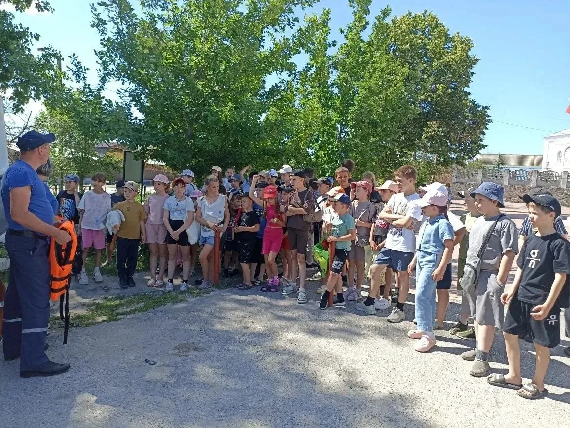 🛑🏊‍♂️Безопасное лето: Вешенские спасатели учат детей правилам поведения на воде.

📌Сотрудники Веш