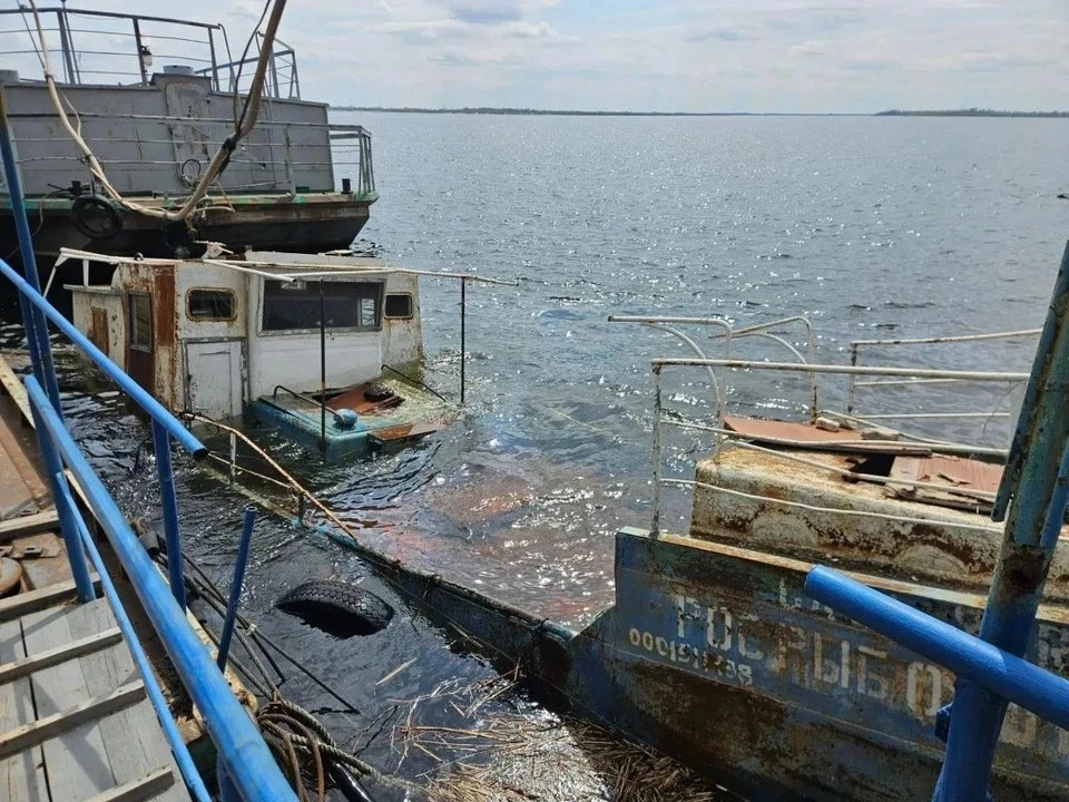 🚢 В Волгограде из Волги подняли затонувшее судно