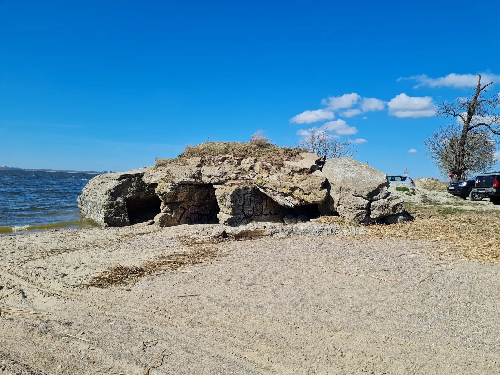 🌊 Межфортовое сооружение на берегу залива 
📍 54.669985, 20.402466