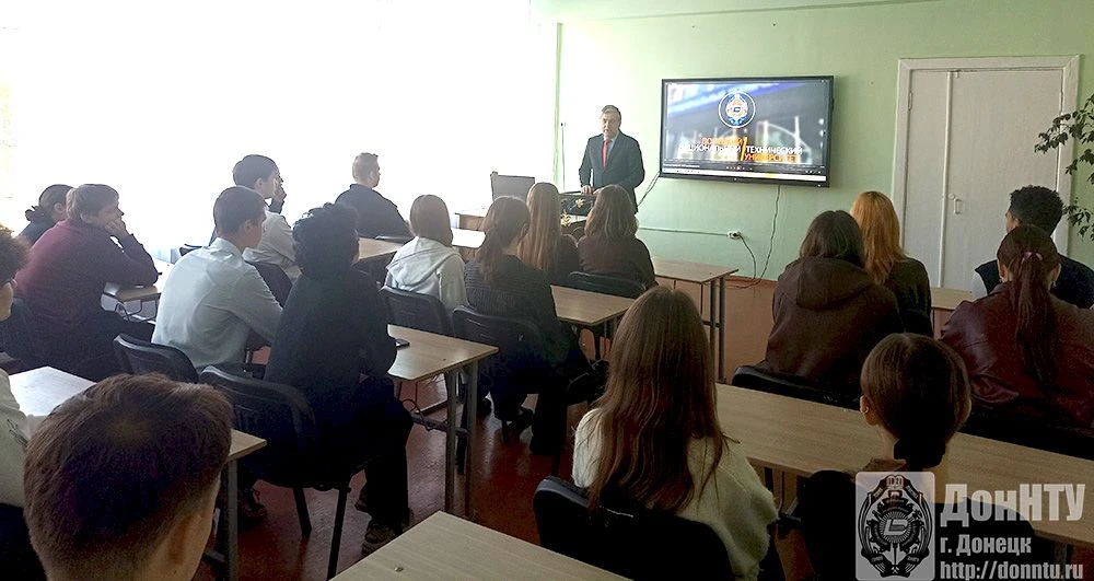 В рамках профориентационной работы декан факультета интеллектуальной электроэнергетики ...