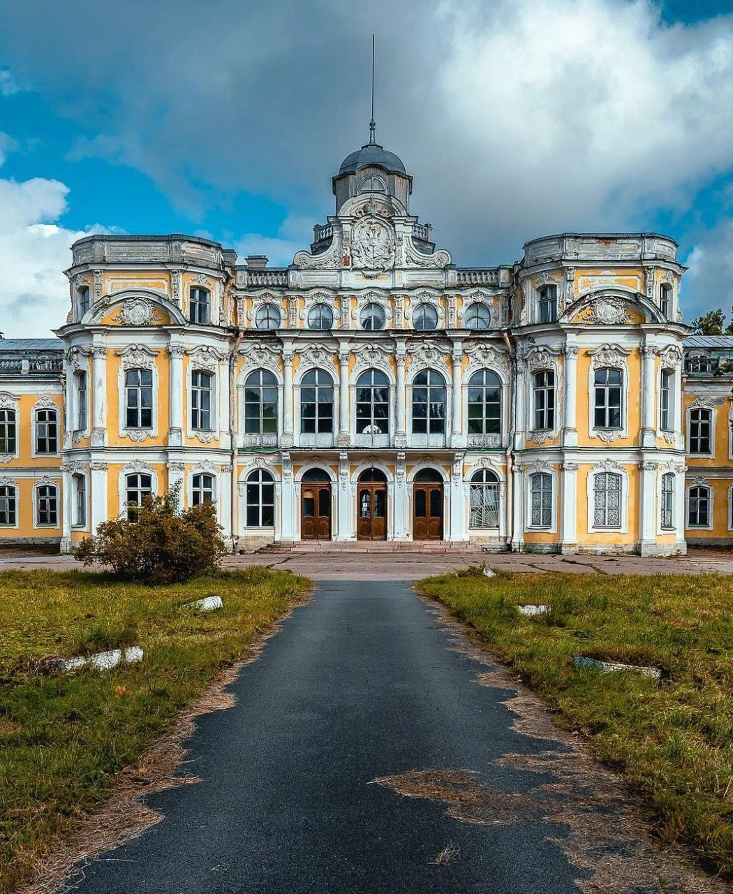 🏛 Дворец великого князя Николая Николаевича
#Петергоф

📌 Двухэтажный дворец вместе с церковью свят