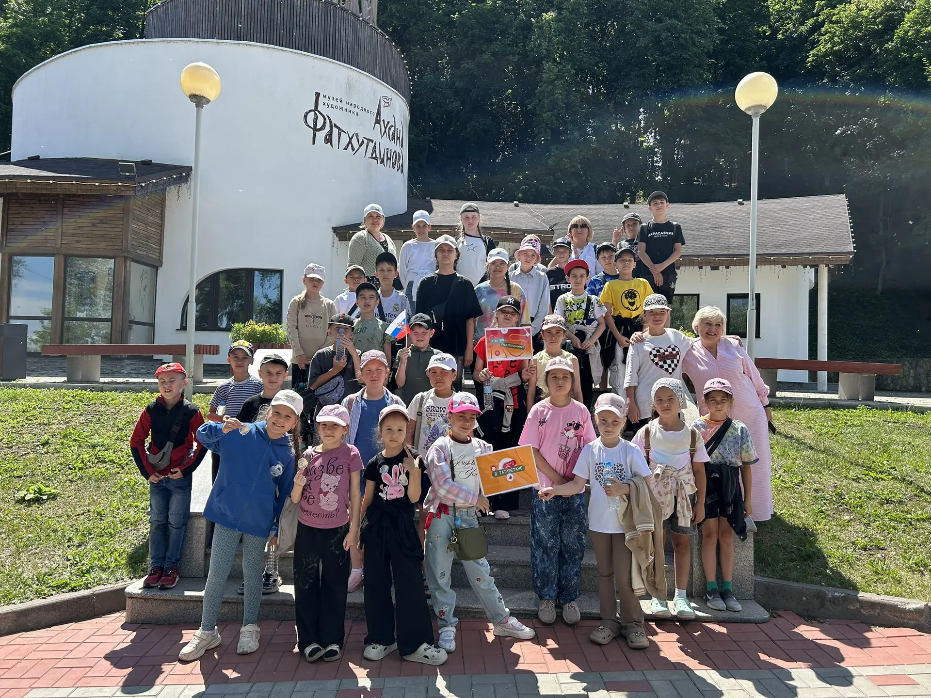 🌍 Путешествие в мир красок: экскурсия в музей Ахсана Фасхутдинова🕍

🌼 Сегодня для воспитанников п