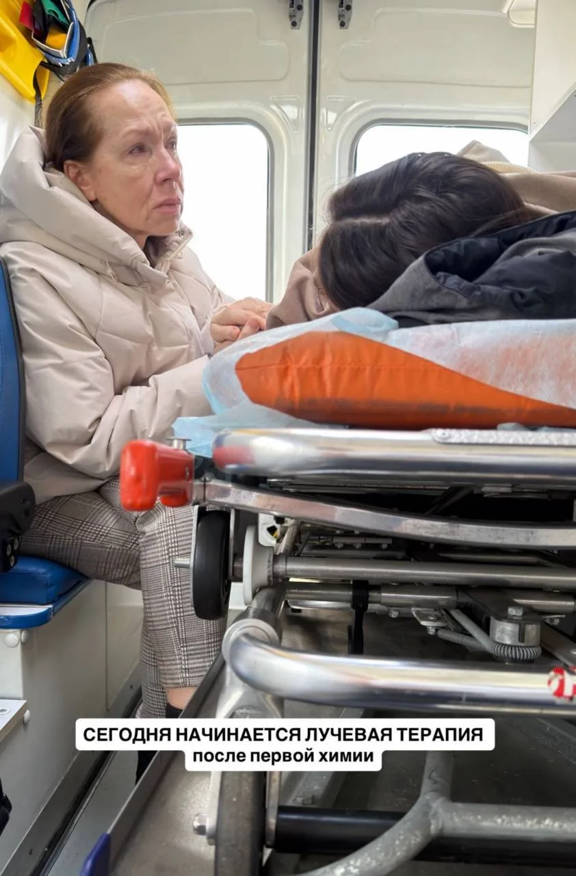 Капец… Лерчик не может ходить самостоятельно, СМИ пишут,  что она ослепла на один глаз, из-за пораже