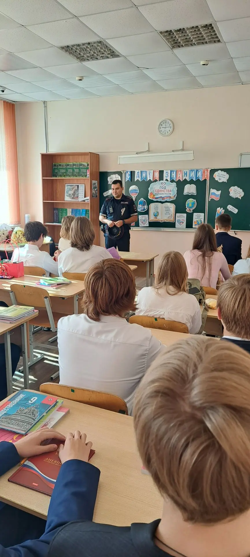Безопасная дорога в мир знаний: как инспектор ГИБДД поздравил наших школьников