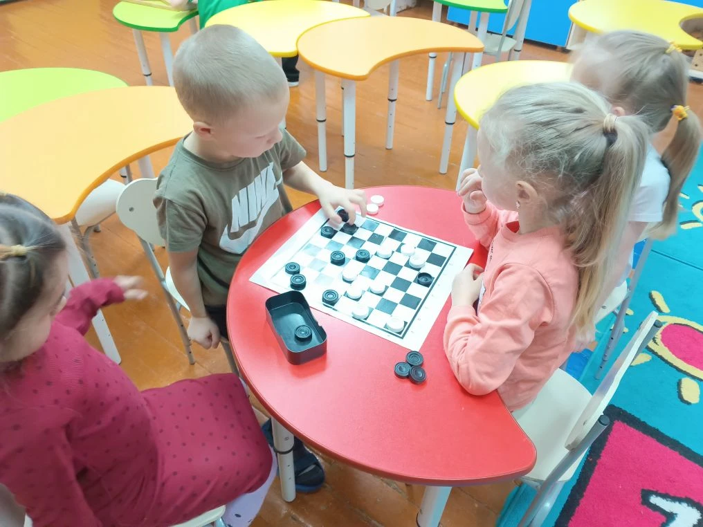 Развивающие игры в доу. Игра в шашки.
