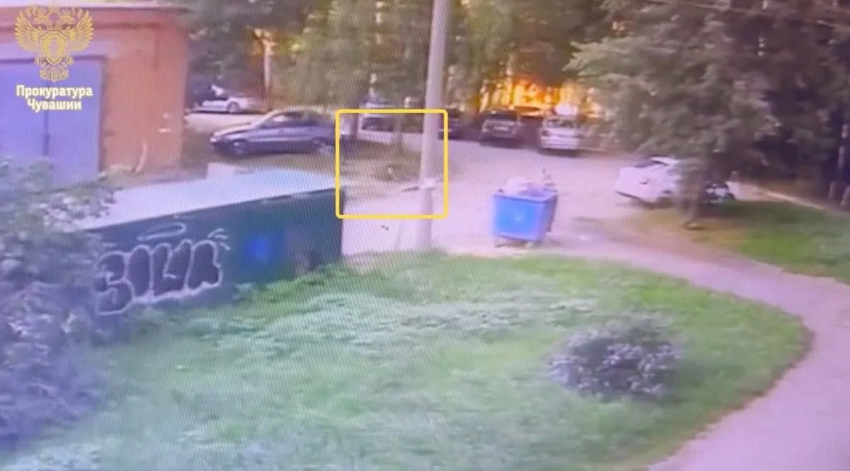 В Чебоксарах восьмилетняя девочка упала в незакрытый люк во дворе дома на проспекте Мак...