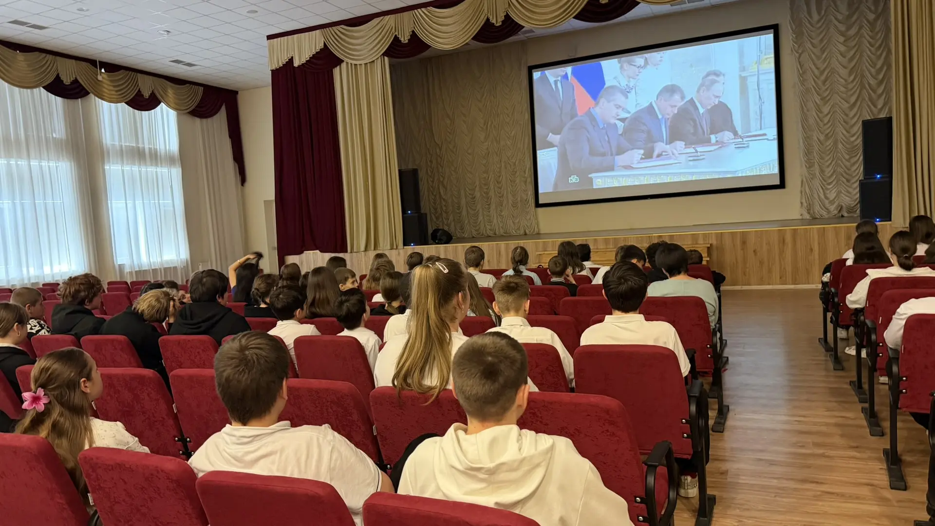 📚 Урок исторической памяти🇷🇺  В рамках празднования воссоединения Крыма с Россией учащиеся 7-х класс