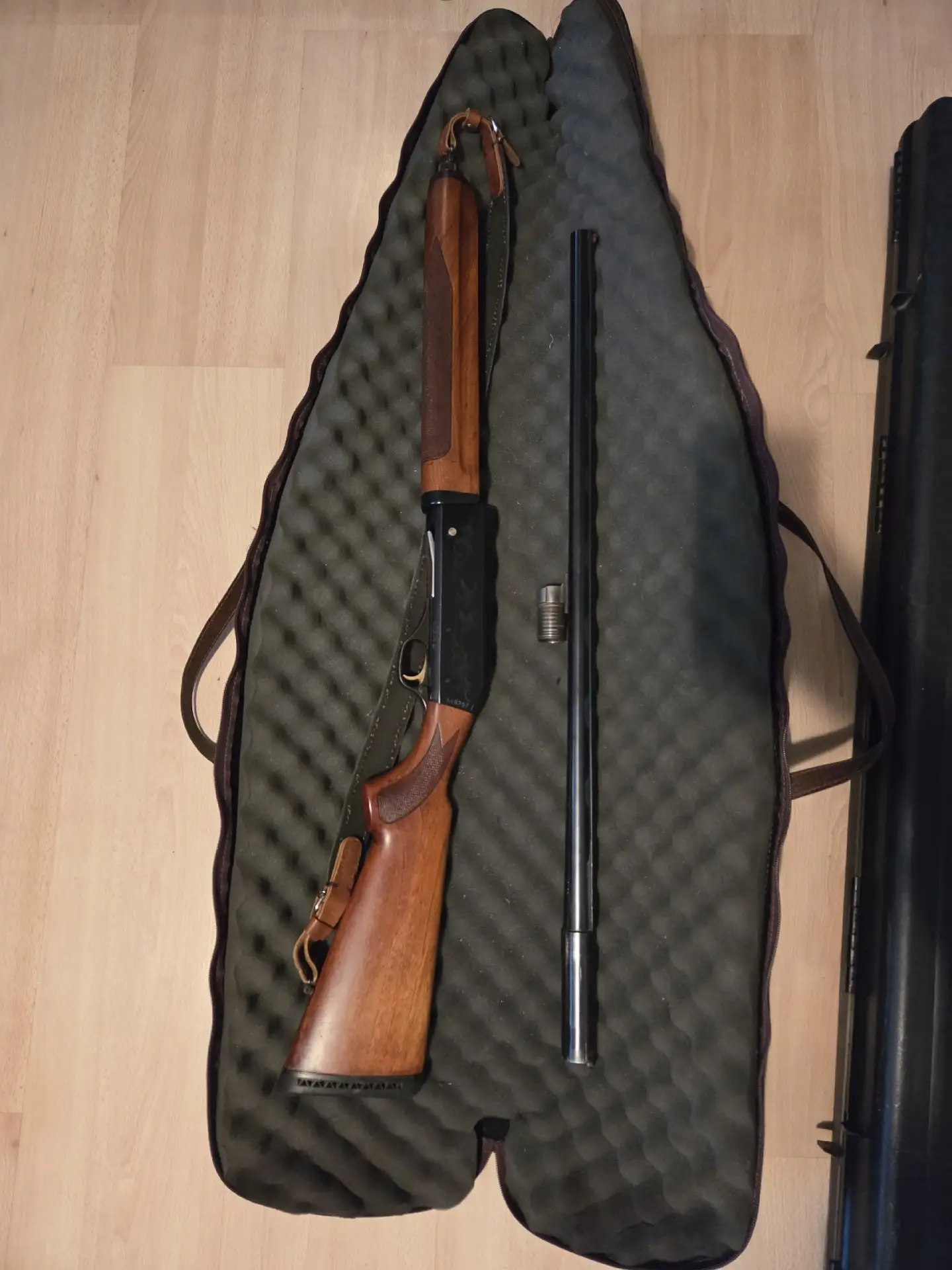 Продам: 
охотничье гладкоствольное ружьё GERMANICA № 548257;
Калибр 12
Ружьё в хорошем состоянии, по