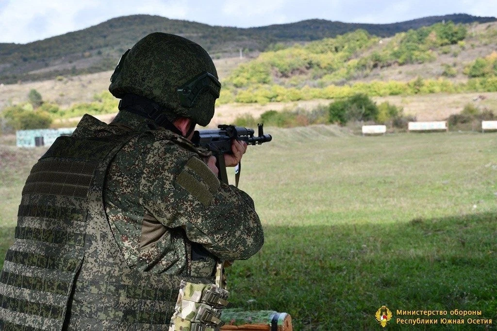 Военные Южной Осетии отработали навыки стрельбы на полигоне