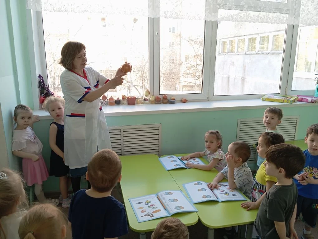 Дети из группы «Изумрудная» занимались посадкой лука: одни сажали его в почву, другие —...