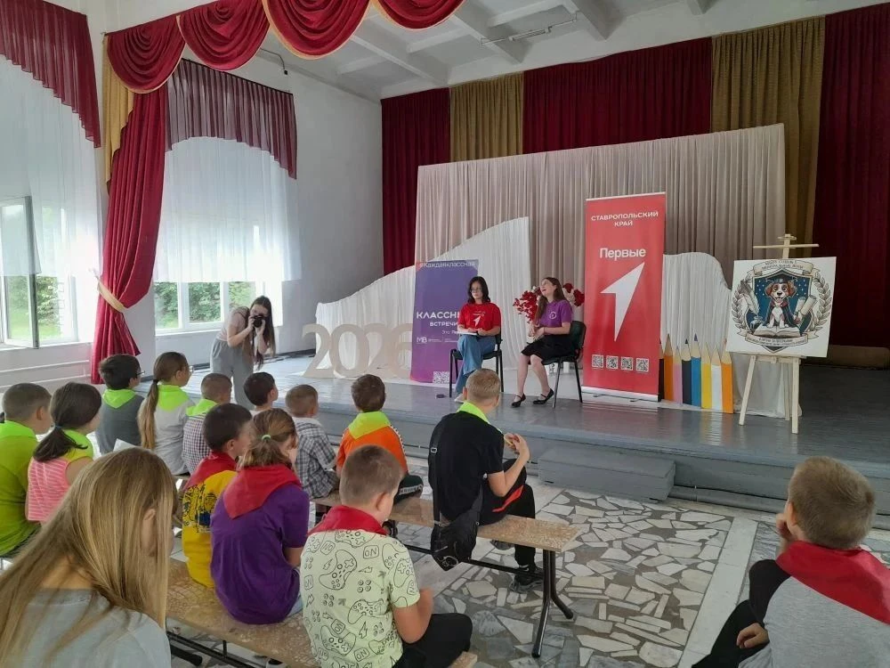 💥 В актовом зале пришкольного  лагеря "Березка" была встреча с интересным человеком. 🥳 Это Тесленк