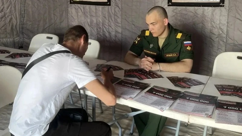 🇷🇺 300 астраханцев в День России посетили мобильный пункт отбора на контрактную службу

В государс