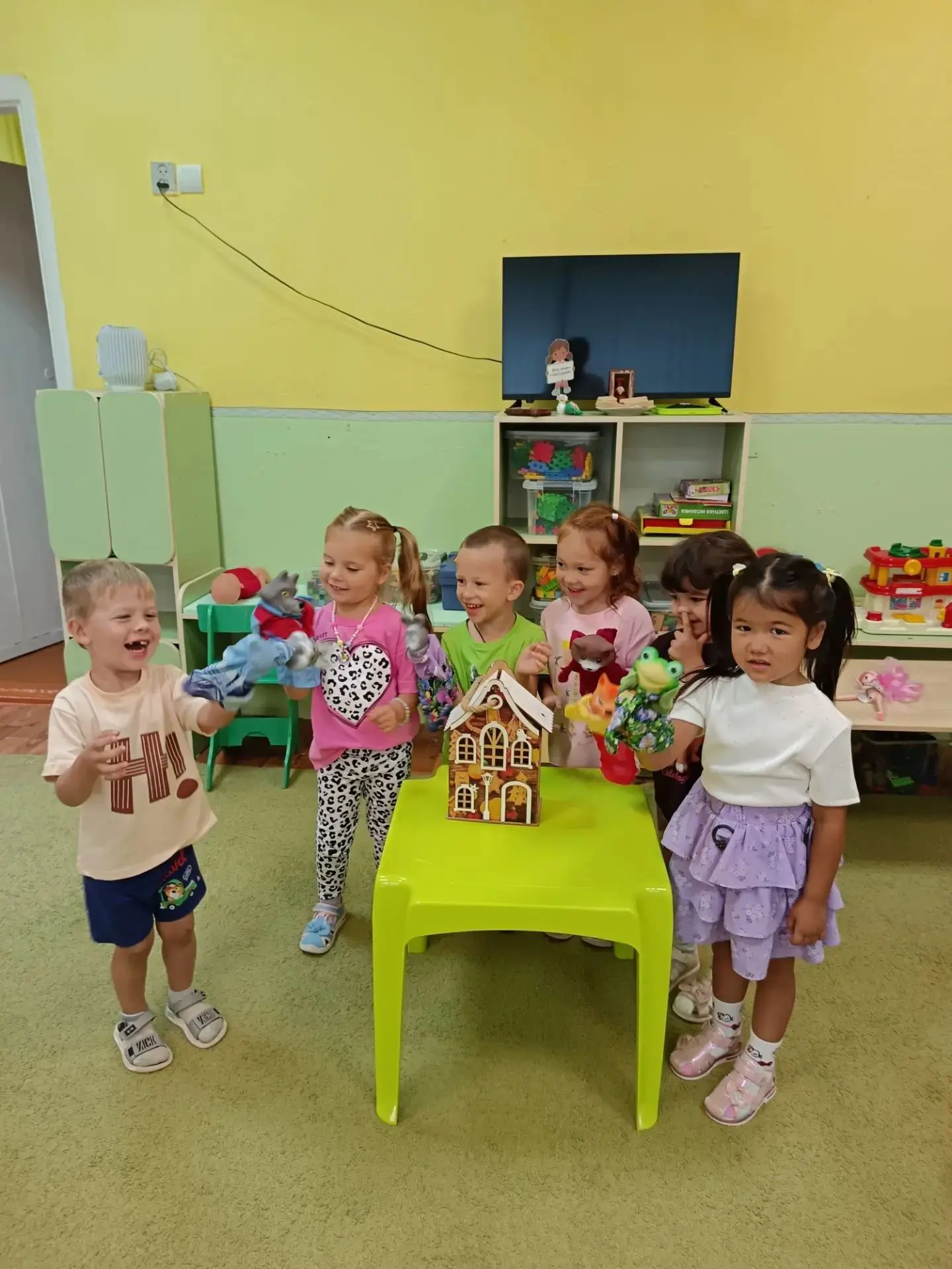 Младшие на этой неделе погружались в "Сказочные истории".