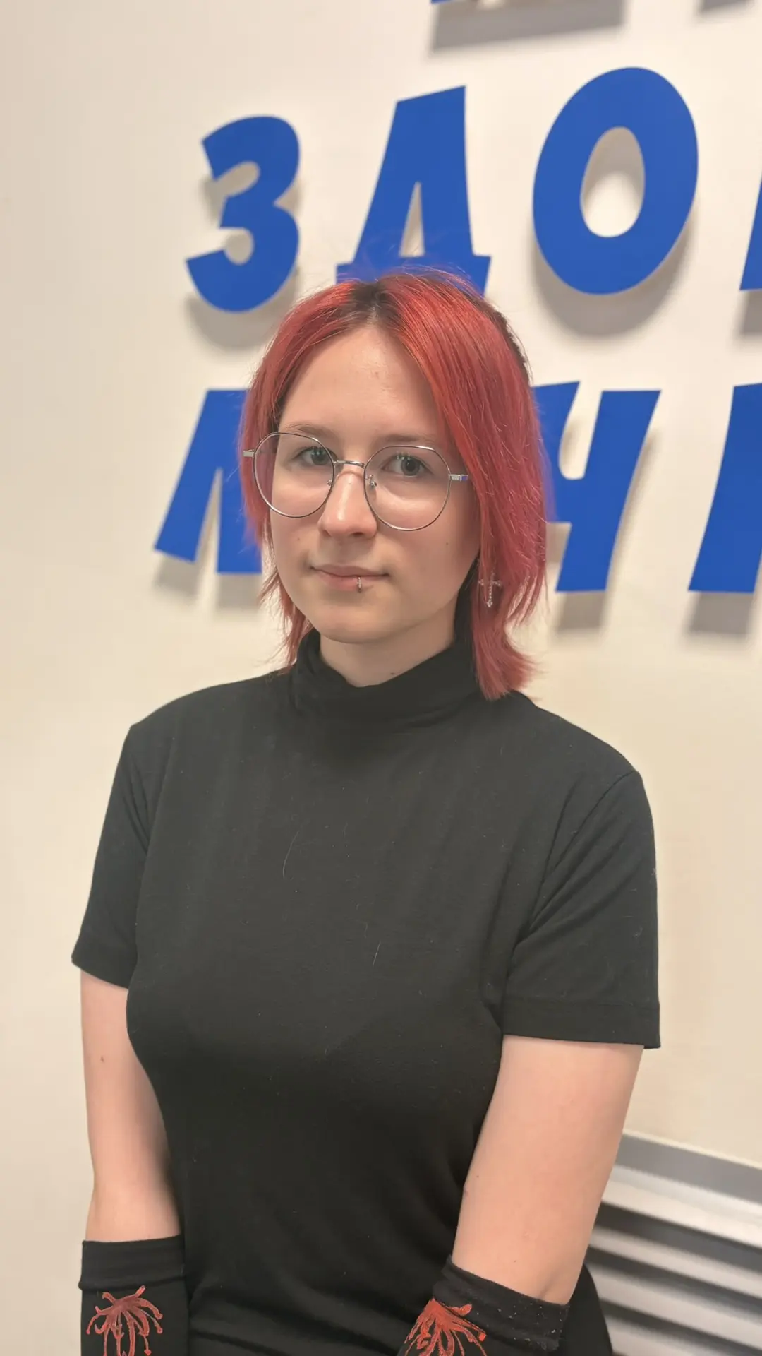 На первом этаже нашей школы начала работу персональная выставка художественных работ Чирковой Алекса