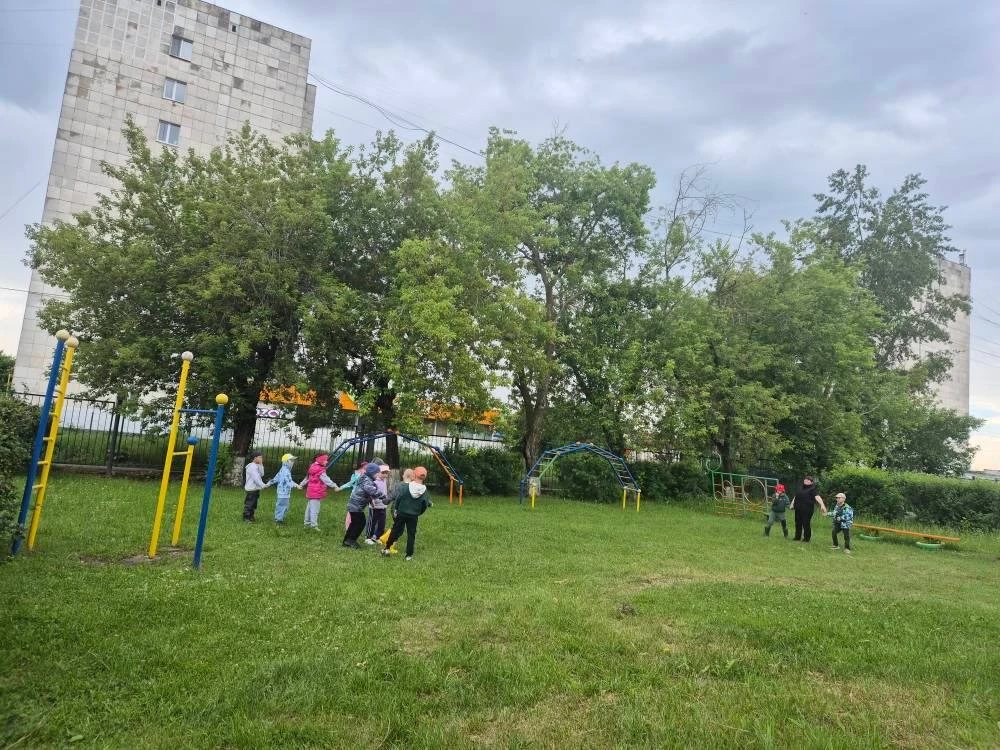 Воспитанники подготовительных групп на прогулке играли в Подвижную игру «Цепи кованые» ...