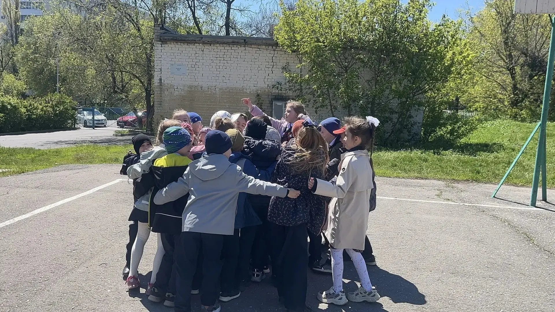 Сегодня солнце на улице всеми силами зазывало 1Б класс гулять, поэтому мы решили отпраздновать день 