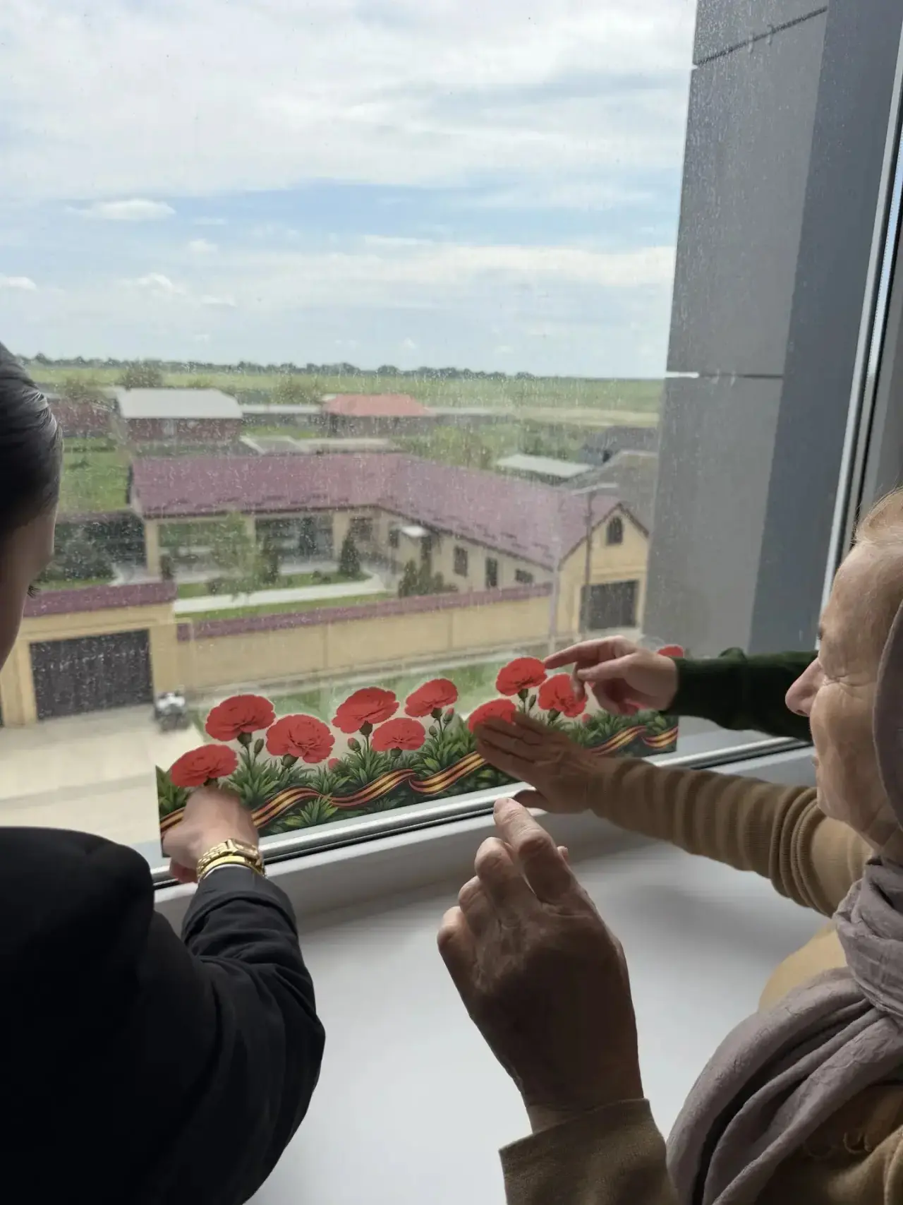 6-й и 9-й классы присоединились к акции «Окна Победы» 🪟  Ребята и девочки украсили окна класса симво