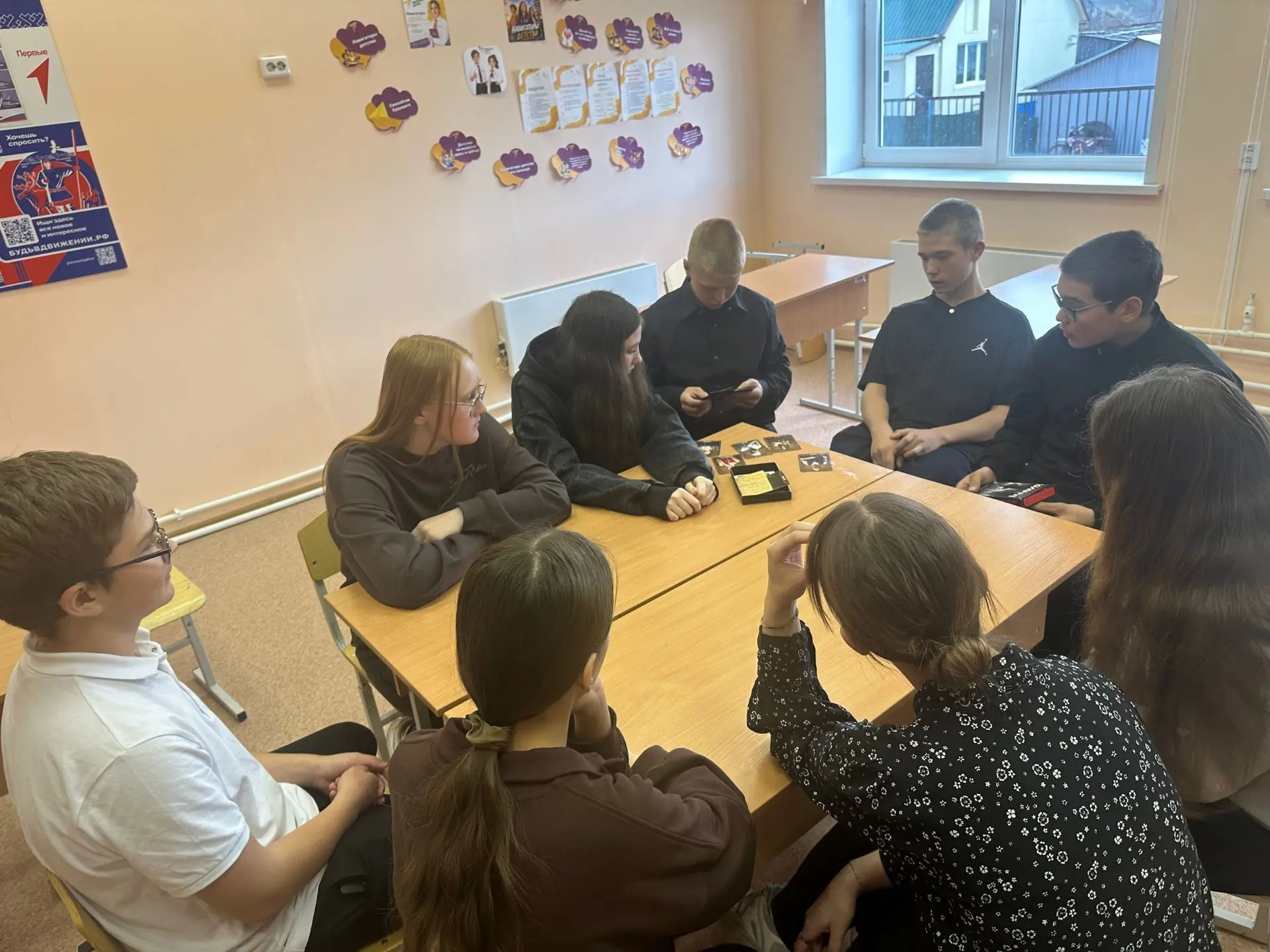 🕵️‍♂️ Настоящий детектив на переменах: как наши ребята сыграли в «Мафию»! 🃏🔥