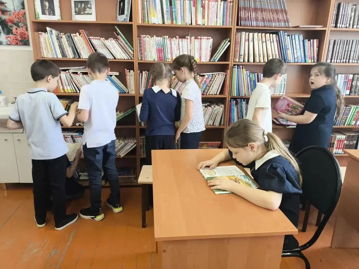 📚Сегодня ученики 1 «А» класса отправились на экскурсию в школьную библиотеку.   Библиотекарь Елена Н