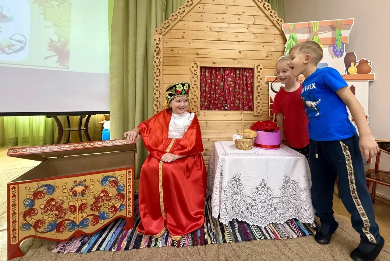 👵 Бабушка-Забавушка в гостях у ребят