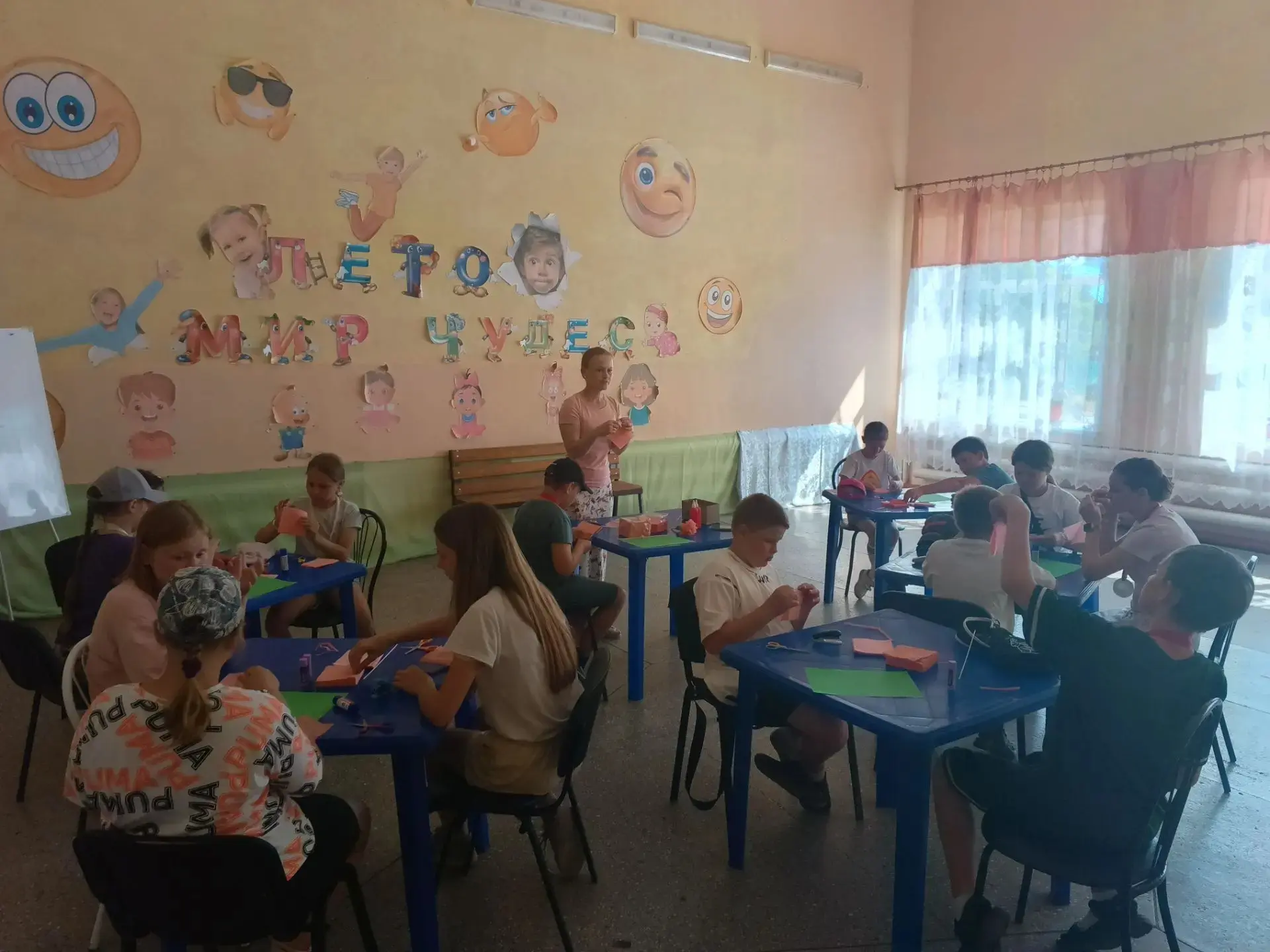 Мастер-класс по изготовлению красной гвоздики в преддверии Дня памяти и скорби прошел в Доме культу