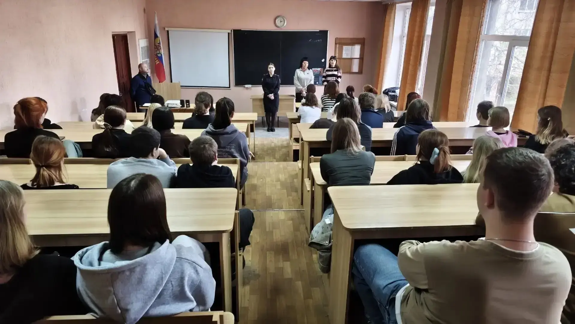 Подросток и правонарушения: как не стать жертвой вербовщиков. Важные беседы в Донецком колледже экон